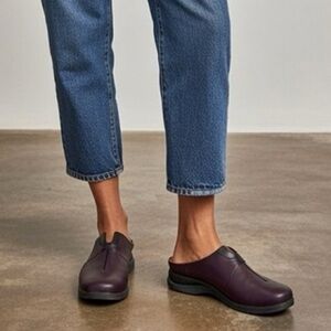 Murtosa Women’s Leather Slip-On Clogs in Plum size 42 EU